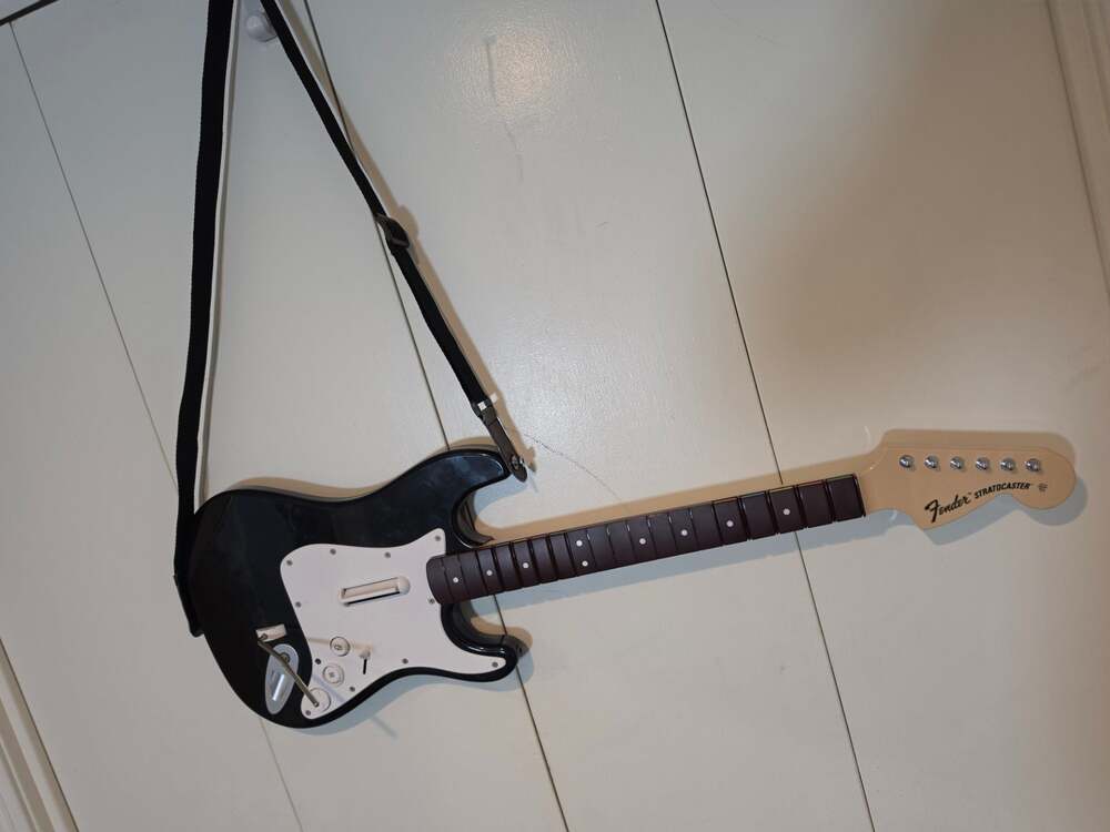 Mad Catz Rock Band 4 Wireless Fender Stratocaster Guitar Controller for Xbox